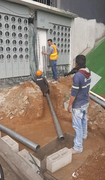 Cuadrilla de FESICA construyendo una acometida